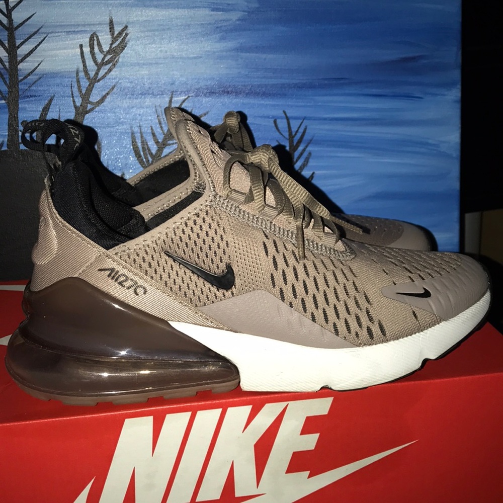 Nike Air Max 270 - Youth sz. 6